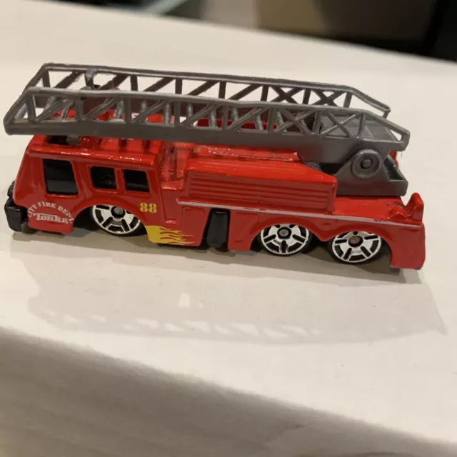 Maisto Fire Engine 88 Diecast 1:64 scale 2005 Tonka Toy Ladder Truck