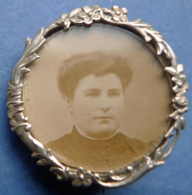 Broche Porte-photo Ancienne En Métal Feuillagé – Portrait Sépia De Femme, Argenté, Occasion