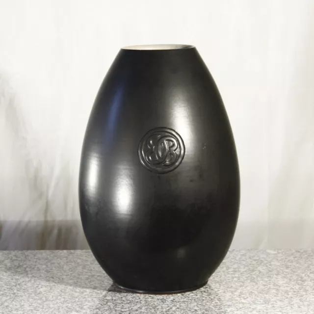 Grand vase en céramique émail noir satiné monogramme signé KG ou GK