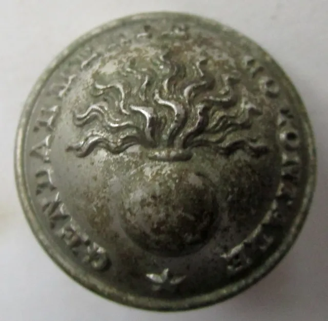 Bouton bombé en métal argenté: "GENDARMERIE COLONIALE" avec grenade de 1870 à 73