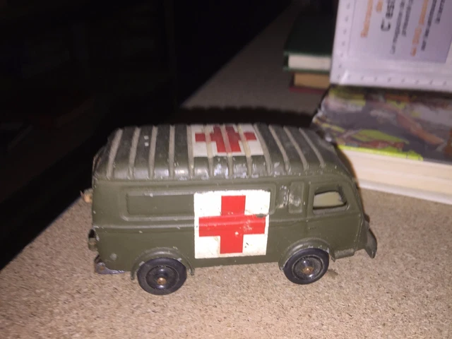 Ancienne Ambulance CIJ Renault 1000 Kgs – Miniature De Collection