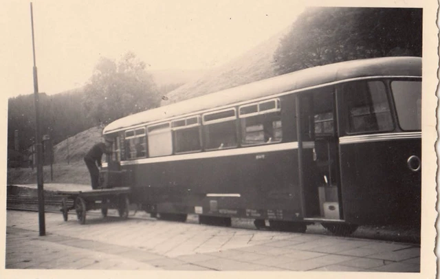 Orig.foto Ca.9X6 Cm Triebwagen Wird Beladen Im Bhf (G1309)