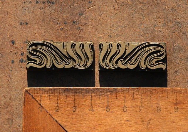 2x Messingornament Zierornament Messing Buchbinden Blindprägung Ornament Leder~~
