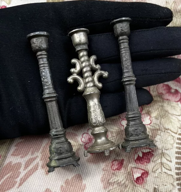 DÎNETTE ANCIENNE, LOT DE 3 BOUGEOIRS XIXe POUR MAISON DE POUPÉE ANCIENNE
