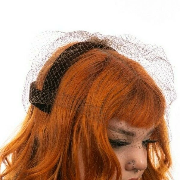 Cappellino teschio vintage in velluto marrone anni '60 con velo sul viso - Fascinator vintage