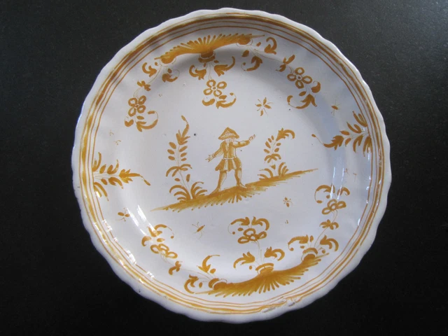 Assiette camaieu jaune en faience de Moustiers 18ème siècle