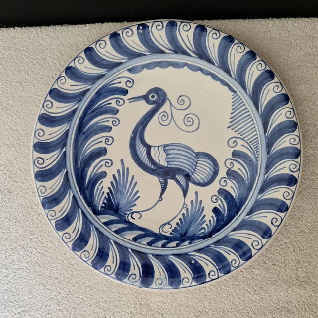 Ancien et grand plat décoratif en faïence à décor d' un oiseau - XXe