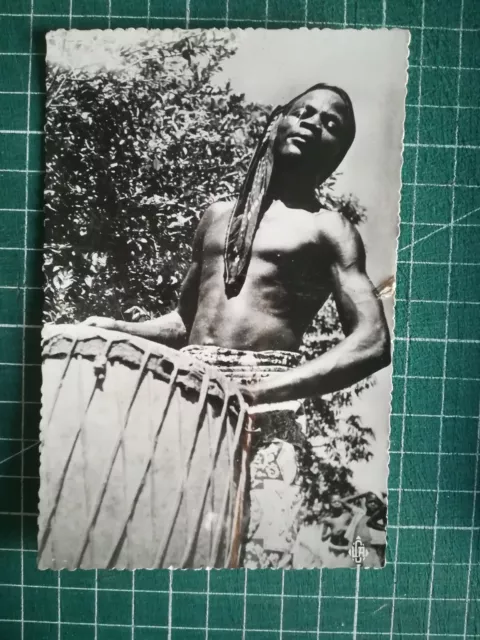 uu24 CPA circa 1940 Afrique Mobaye Oubangui Chari Tam Tam jeune homme