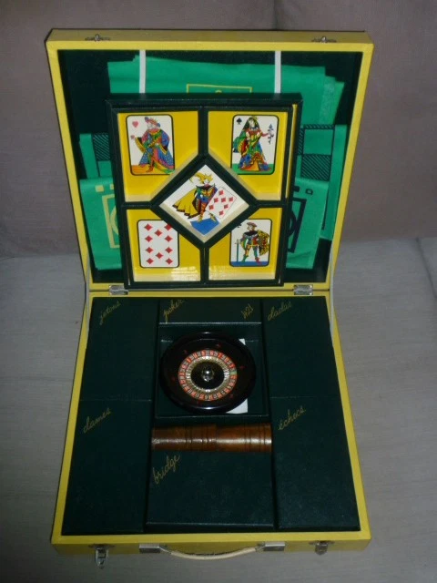 ANCIENNE MALLETTE ET pions de jeu d'échec dans leur boite en bois