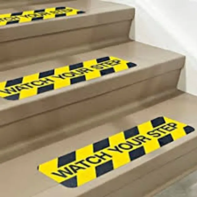 Pegatina antideslizante amarillo y negra cebrada con escrita "WATCH YOUR STEP"