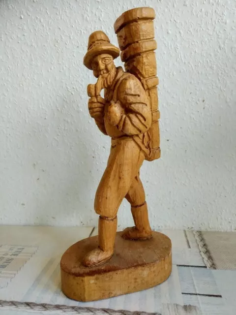 Holzfigur !!!  Ein Gepäckträger mit hoher Ladung  !!! Sehr alte Handarbeit  