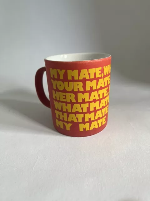 1980er Jahre roter Becher gelb Schriftzug "Mein Kumpel, dessen Mate Ihr Mate His Mate" Marmite Becher