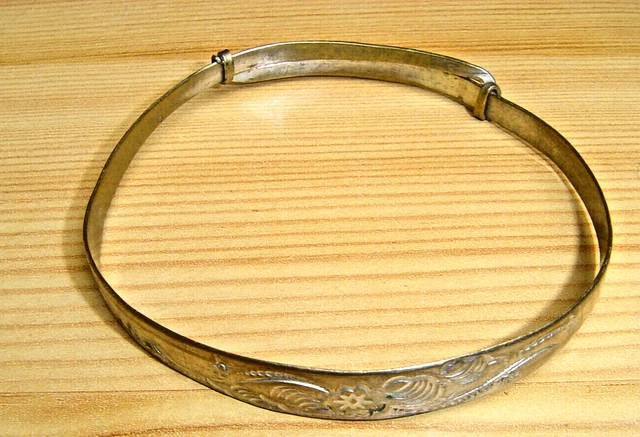 Alter Armreif aus Bali, schöne Ornamente, mit Stempel