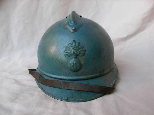 FRANCE. GENIE. Casque Adrian Modèle 1915 En Acier Peint En Bleu Horizon Insigne Frontal A