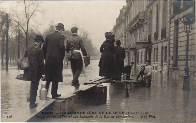 CPA Inondations 1910 PARIS Rue de Constantine Ravitaillement (996425)