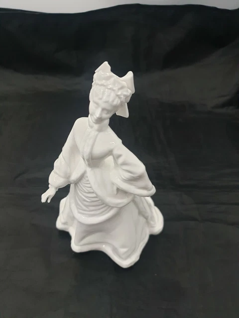 Weisses Porzellan Viktorianische Era Elegante Damenfigur Langer Vollrock Glänzende Finish