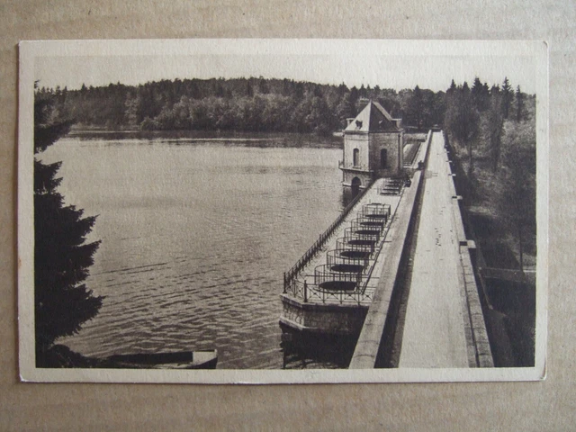 Cpa Les Settons (58) La Digue. Le Lac. En Morvan.