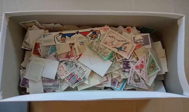 Briefmarken Konvolut – Hunderte Einzelmarken in der Box + Alben