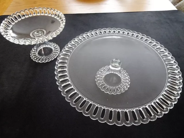 Lot de 2 plats de service assortis en verre (non cristal) sur piédouche. En TBE