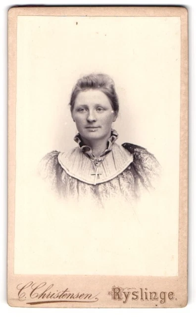 Fotografie C. Christensen, Ryslinge, Junge Dame im Kleid mit Kreuzkette