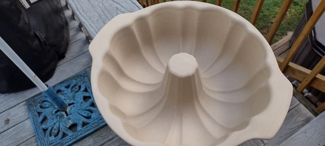 The Pampered Chef Family Heritage Stoneware 10" Bundt Baking Fluted Cake Pan