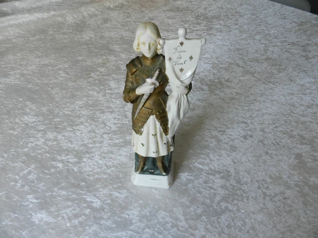 ANCIENNE FIGURINE EN porcelaine biscuit la marchande de poisson