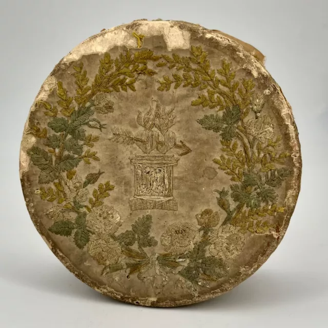 Boîte ancienne XVIIIe siècle en paille et broderie décor coeurs ardents 18e