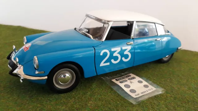 CITROËN DS berline 1963 RALLYE MONTE CARLO # 233 bleue au 1/18 SOLIDO 8034 rally