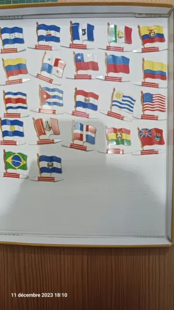 L' ALSACIENNE BISCUITS lot de 28 drapeaux différents pays du monde en métal 60's