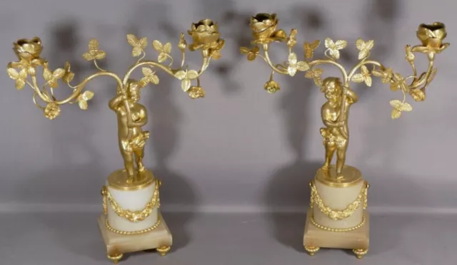 Paire De Chandeliers Louis XVI Aux Putti Et Roses, Bronze Doré Et Albâtre, XIX è