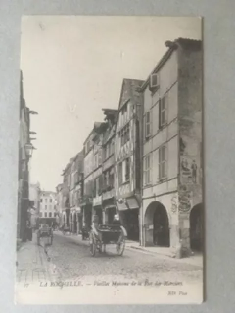 Cpa La Rochelle (17) Vieilles Maisons De La Rue Des Merciers. Charrettes