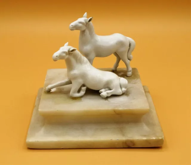 Dos pequeñas figuras de caballos vintage de porcelana blanca, del principio sigl