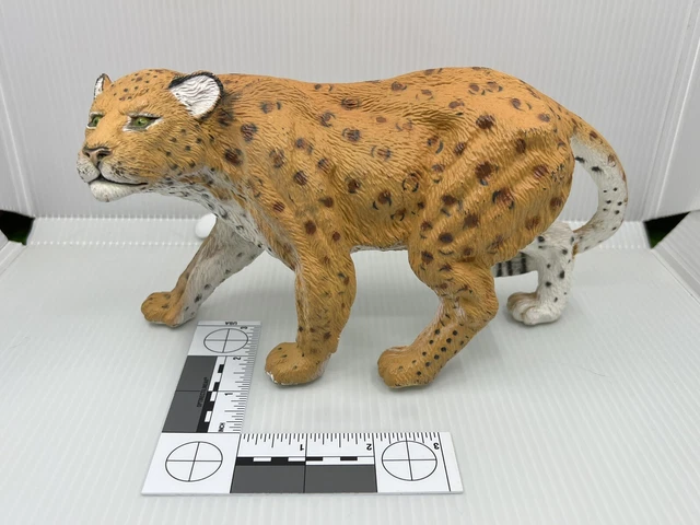 Rare 1997 ERTL WILDS OF AFRICA SERIES Safari Wildlife Animal Figure LEOPARD