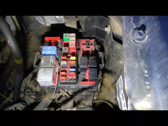 Fuse Box Engine Fits 05-07 FORD F250SD PICKUP 1498940