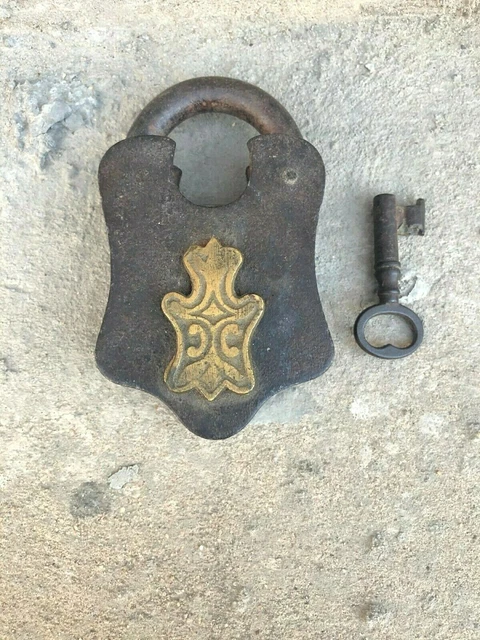 Ein Altes Nakusha-Vorhängeschloss Aus Massivem Messing Mit Schlüssel.