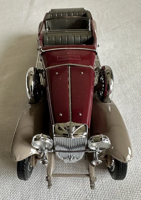 Eight Franklin Mint 1:24 scale model cars, comprising a 1930 Duesenberg
