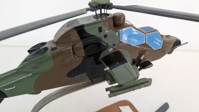 Maquette Hélicoptère Tigre longueur 39 cm Pilots Station en bois.