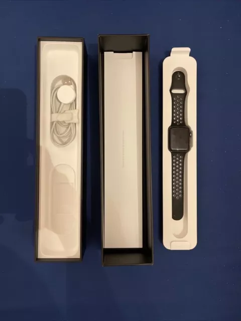 Apple Watch Series 2 42mm Aluminiumgehäuse in Space Grau mit Sportarmband in...