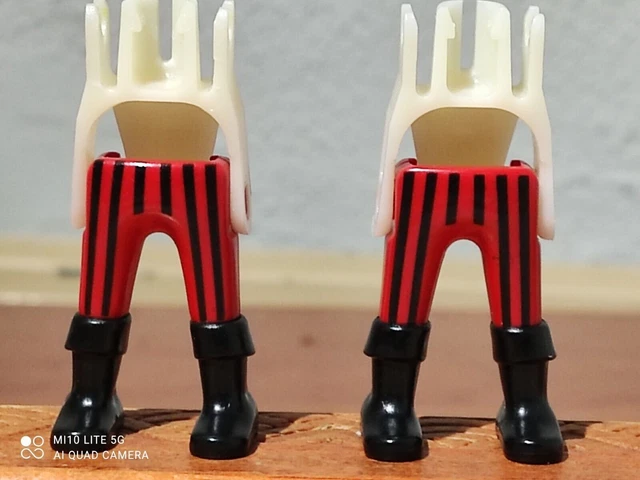 Lot De 2 Paires De Jambes Playmobil Rouges à Guêtres Noires - Style Romain/viking, Pièces Détachées Occasion