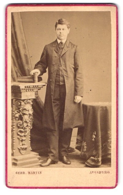Fotografie Gebr. Martin, Augsburg, Bahnhofstr., Portrait Herr im Anzug mit Mant