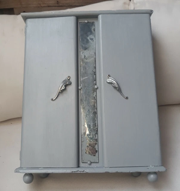 Armoire pour poupée en bois - France