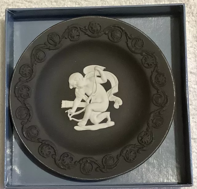 WEDGWOOD Jasper Ware Cupid S/A Round White On Black Tray Plate As New In Box