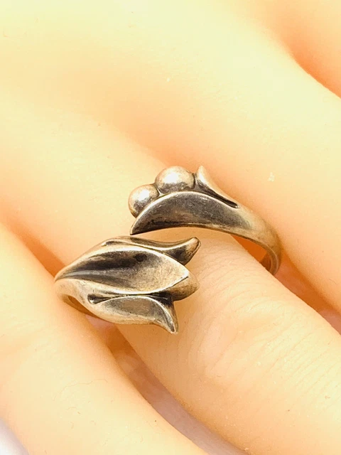 Vintage Avon 3.8 grams of Sterling Silver Lilly Of The Valley by pass ring 9-9.5