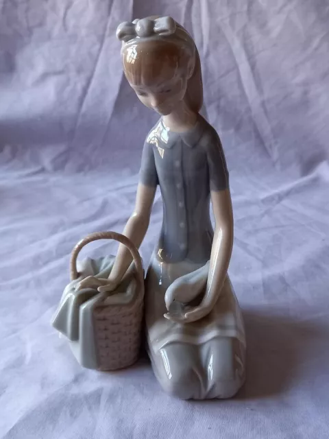 Vintage 1974-1981 Lladro 4909 Girl Kneeling With Picnic Basket With Dove Figure