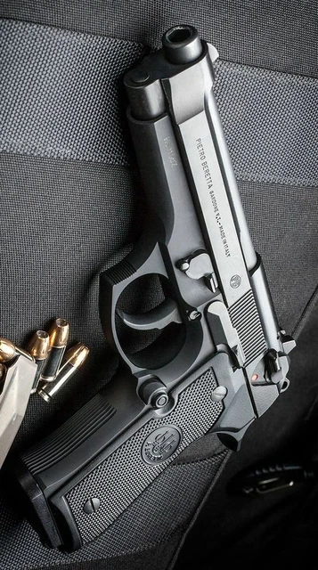 Armes à feu de différents types dans un champ de tir Pistolet, revolver