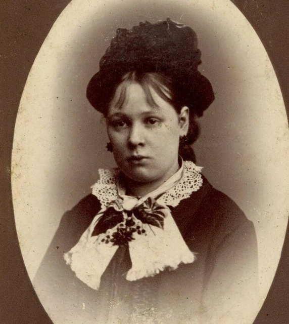 Antique CDV Carte De Visite J Garratt Dewsbury portrait Victorian lady #5 photo