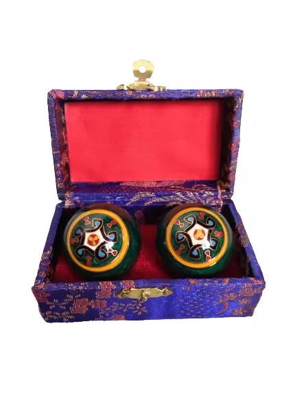 Boules de relaxation vertes dans son coffret en tissu bleu
