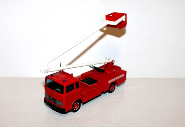 Miniature Solido 361 – Camion De Pompiers Mercedes LP 1418 1974 (Échelle 1:50) – Fabriqué En France