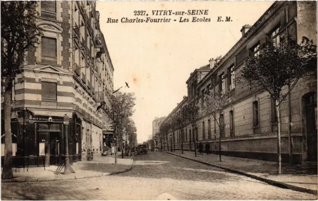 CPA VITRY-sur-SEINE Rue Charles-Fourrier - Les Ecoles (1352581)