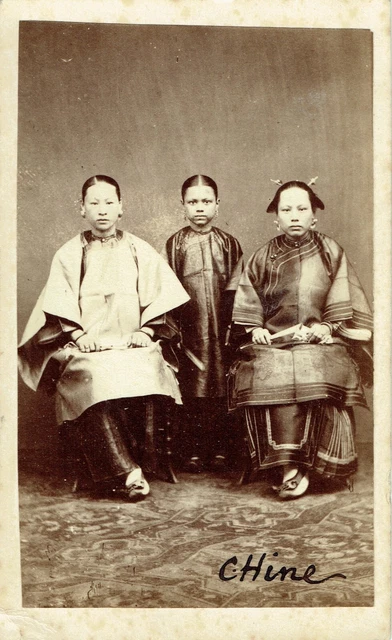 Une jolie fille en tenue traditionnelle | Vecteur Gratuite